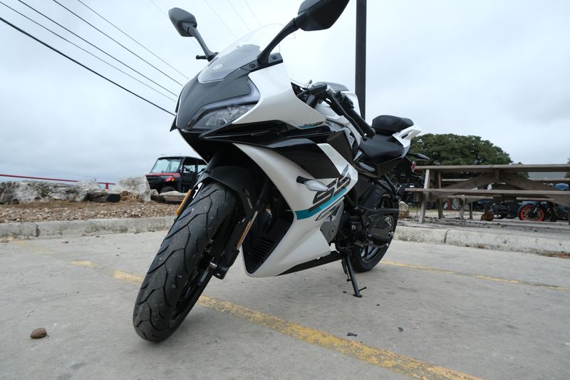 2024 CFMOTO 300SS NEBULA WHITEImage 25