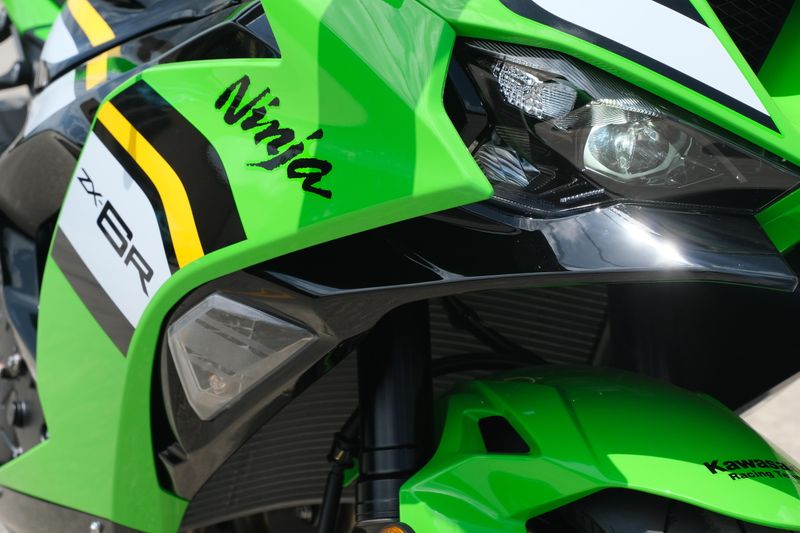 2025 Kawasaki NINJA ZX6R KRT EDITION LIME GREEN AND EBONY AND PEARL BLIZZARD WHITE Image 22