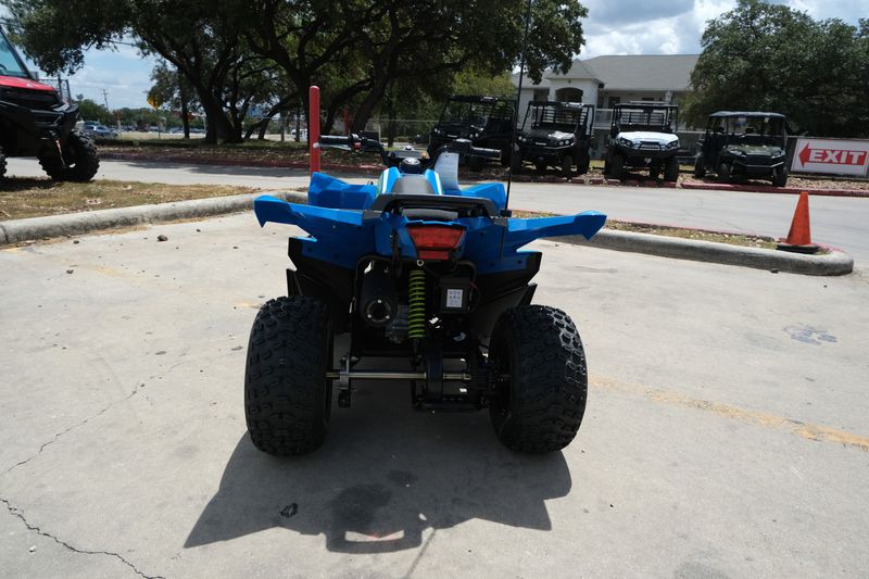 2025 Polaris OUTLAW 70 EFI VELOCITY BLUE AND LIFTED LIME Image 13