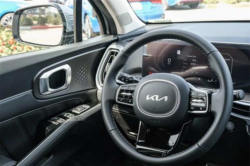 New 2025 Kia Sorento SXImage 8