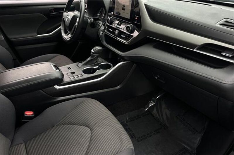 Used 2024 Toyota Highlander LEImage 15