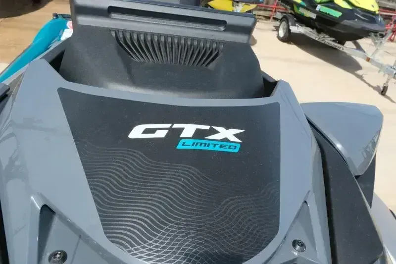 2025 SEADOO GTX 300 WITH SOUND SYSTEM IDF BLUE ABYSS AND GULFSTREAM BLUE Image 12
