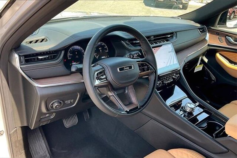 New 2025 Jeep Grand Cherokee L Summit 4x4Image 6