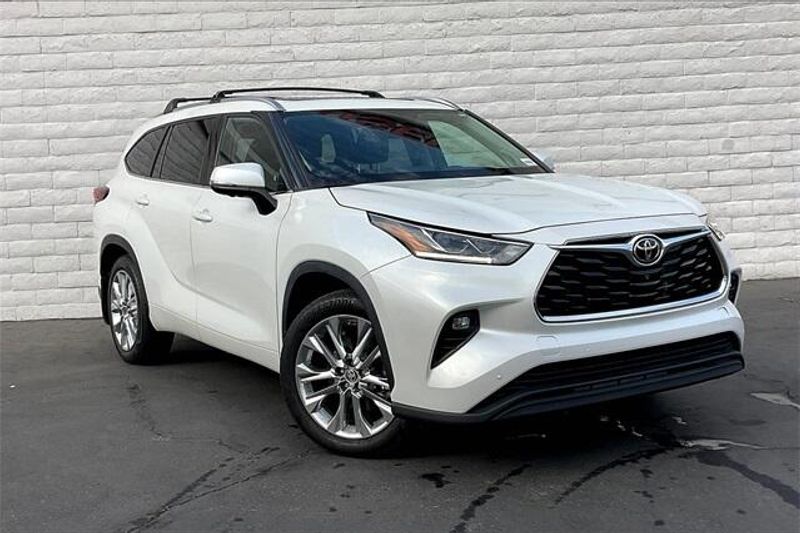 Used 2023 Toyota Highlander LimitedImage 2