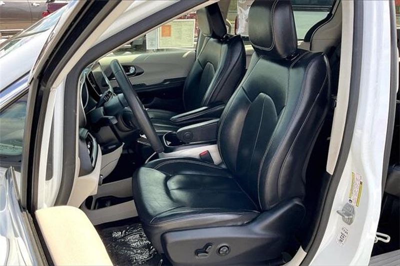 2022 Chrysler Pacifica Touring L photo 23