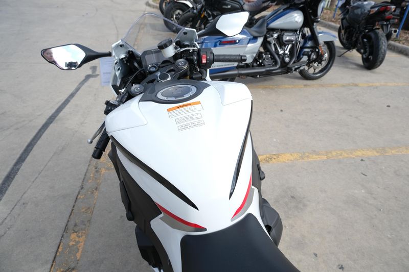 2025 HONDA CBR1000RR ABS PEARL WHITE in a PEARL WHITE exterior color. Family PowerSports (877) 886-1997 familypowersports.com 