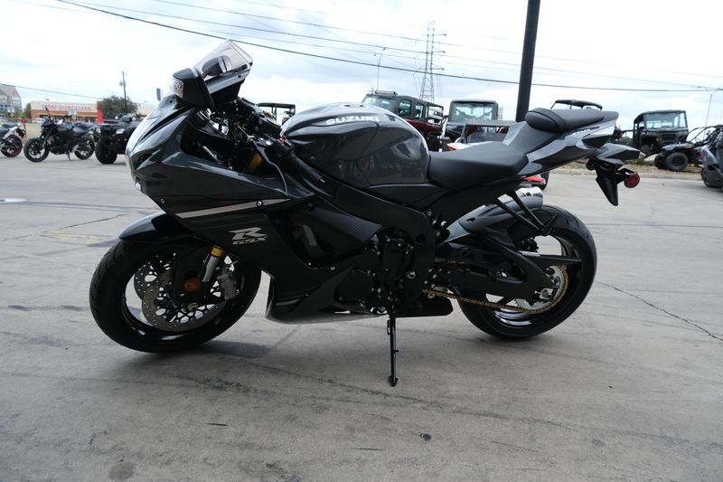 2025 SUZUKI GSXR750 in a BLACK exterior color. Family PowerSports (877) 886-1997 familypowersports.com 