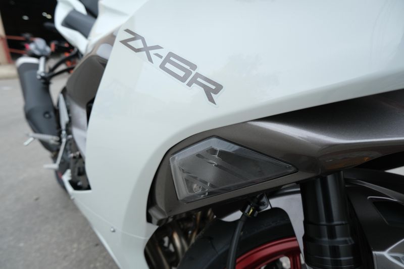 2025 Kawasaki NINJA ZX6R PEARL BLIZZARD WHITEImage 20