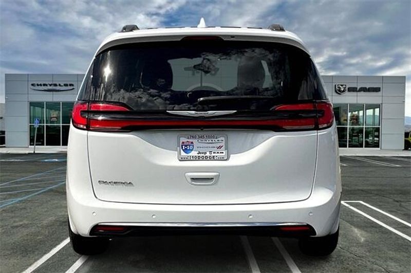 2022 Chrysler Pacifica Touring L photo 3