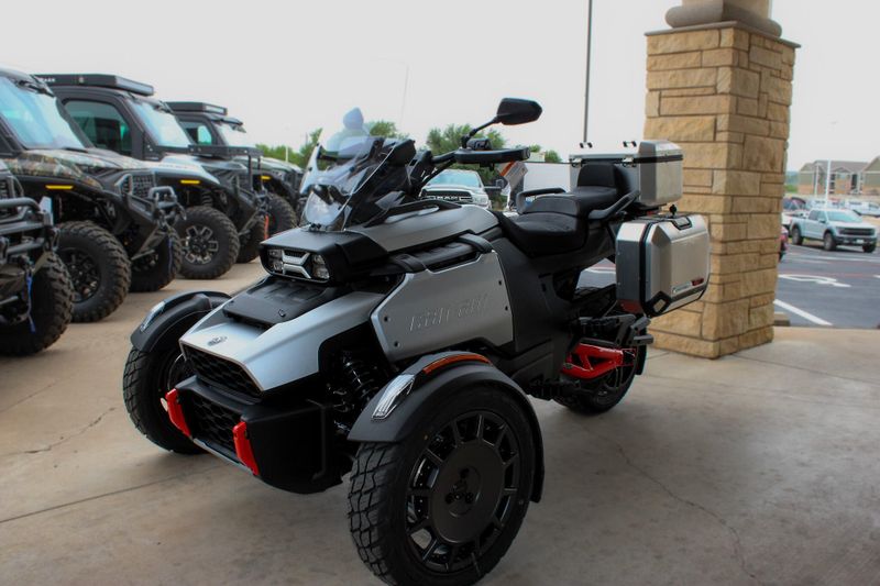 2025 Can-Am CANYON XT STERLING SILVER SATIN Image 2