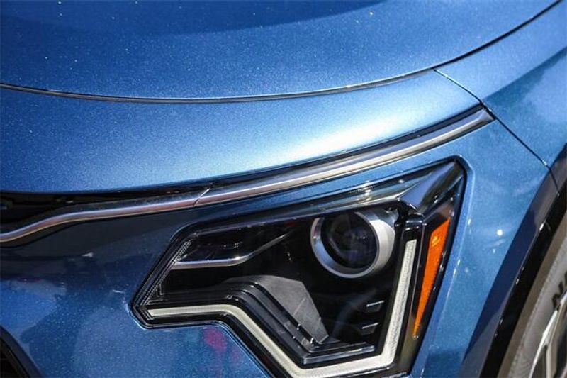 New 2025 Kia Niro SXImage 13