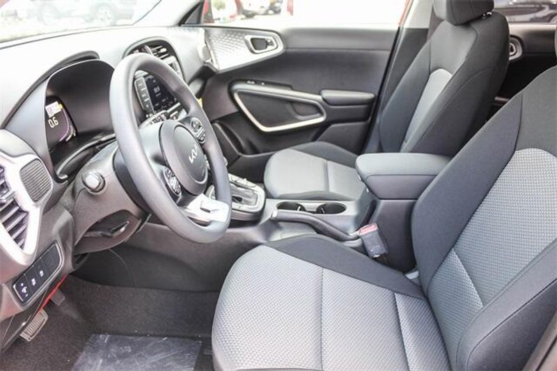 New 2025 Kia Soul LXImage 35