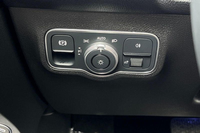2023 Mercedes-Benz EQB 300Image 32