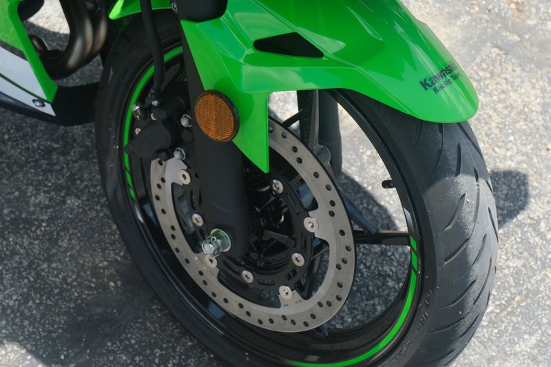 2025 Kawasaki NINJA 500 KRT EDITION LIME GREEN AND EBONY AND PEARL BLIZZARD WHITE Image 22