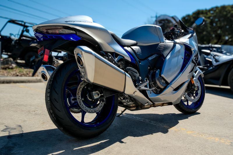 2025 Suzuki HAYABUSA METALLIC MYSTIC SILVER AND PEARL VIGOR BLUEImage 23