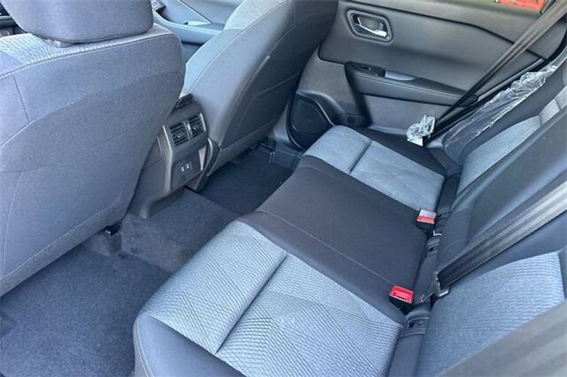New 2025 Nissan Rogue SVImage 9
