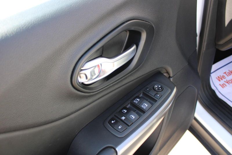 2022 Jeep Cherokee Latitude Lux photo 7
