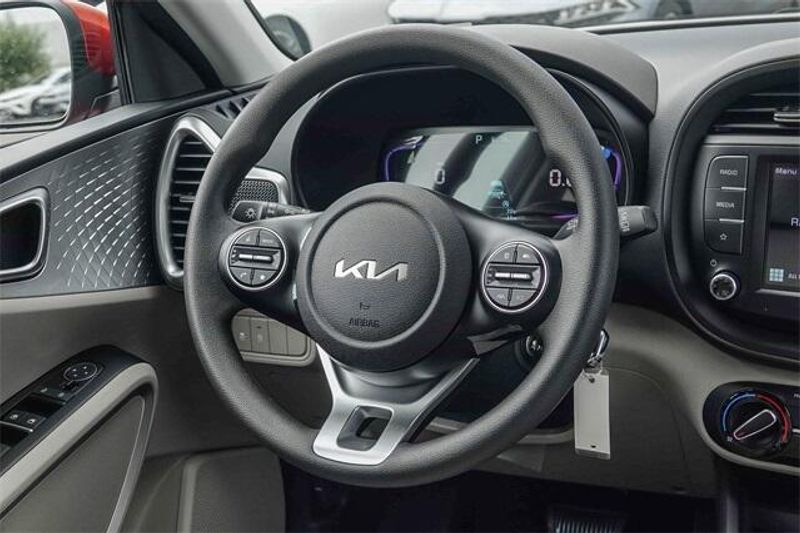 2025 Kia Soul LXImage 8