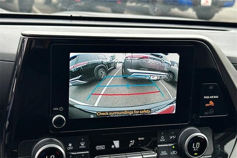 Used 2024 Toyota Highlander LEImage 18