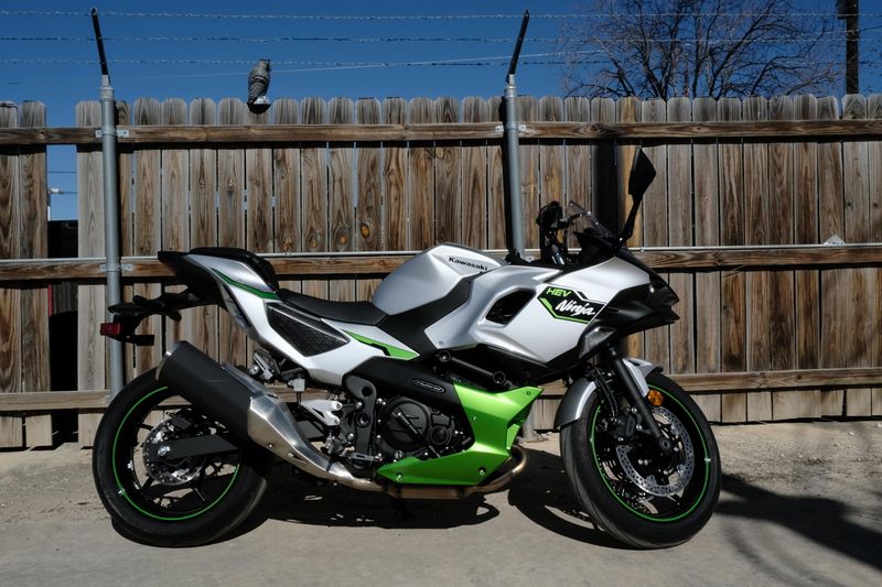 2024 Kawasaki NINJA 7 HYBRID ABS METALLIC BRIGHT SILVER AND METALLIC MATTE LIME GREEN AND EBONYImage 13