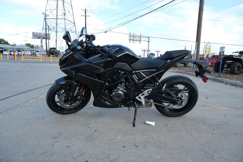 2025 SUZUKI GSX8R in a BLACK exterior color. Family PowerSports (877) 886-1997 familypowersports.com 