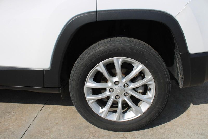 2022 Jeep Cherokee Latitude Lux photo 6