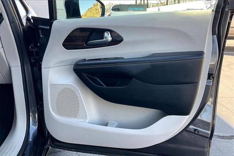 2023 Chrysler Pacifica Hybrid LimitedImage 23