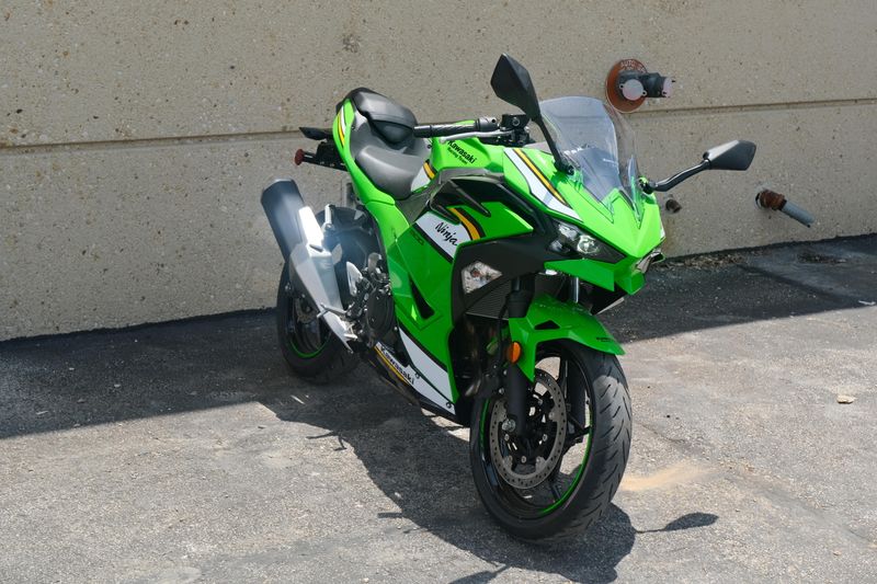 2025 Kawasaki NINJA 500 KRT EDITION LIME GREEN AND EBONY AND PEARL BLIZZARD WHITE Image 2