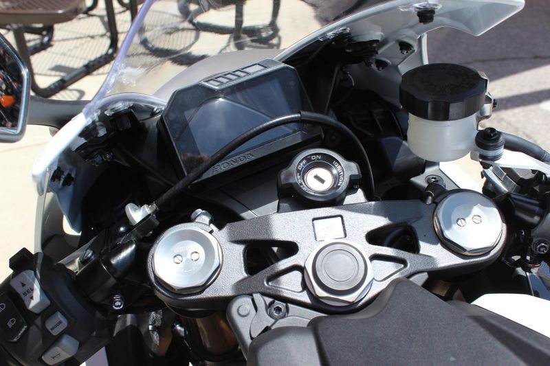 2025 Honda CBR1000RR Image 8