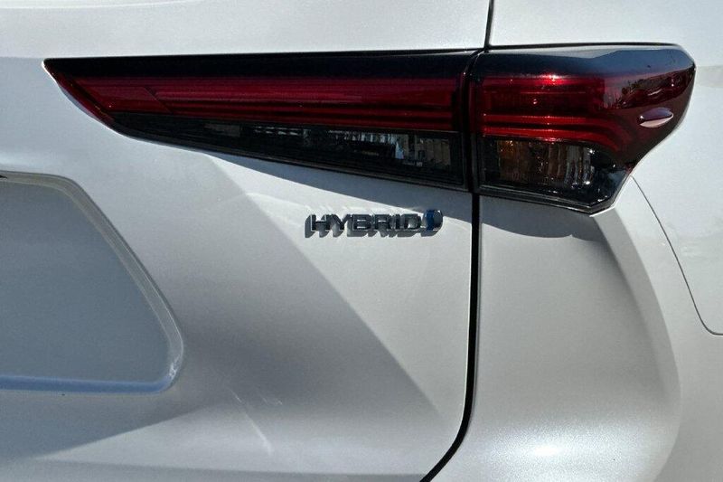 Used 2023 Toyota Highlander Hybrid LEImage 24