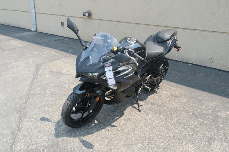 2025 Kawasaki NINJA 500 ABS METALLIC FLAT SPARK BLACK AND METALLIC SPARK BLACK AND METALLIC MOONDUST GRAY Image 9