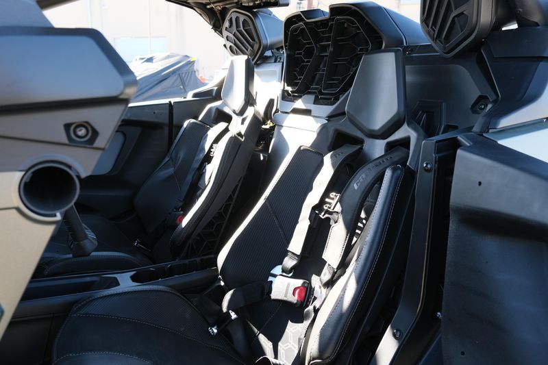 NEW 2026 CAN-AM MAVERICK R MAX X RC WITH SMARTSHOX 999T DCT Image 25