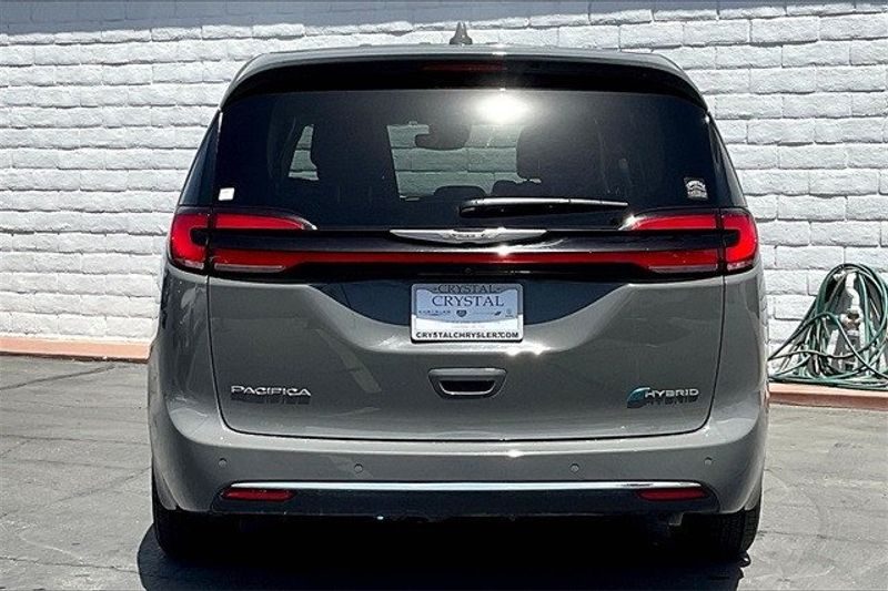 2022 Chrysler Pacifica Hybrid Touring LImage 3