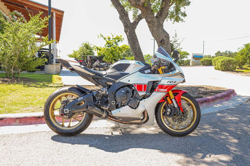 USED 2022 YAMAHA YZFR1 Image 11