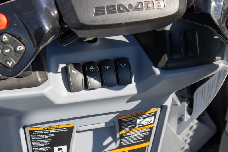 NEW 2026 SEADOO SWITCH FISH COMPACT 170HP WITH PAINTED TRAILER Image 24