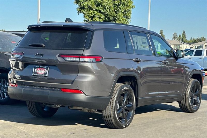 2025 Jeep Grand Cherokee Altitude photo 4