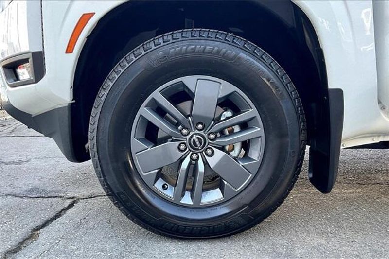 Used 2025 Nissan Frontier SVImage 8