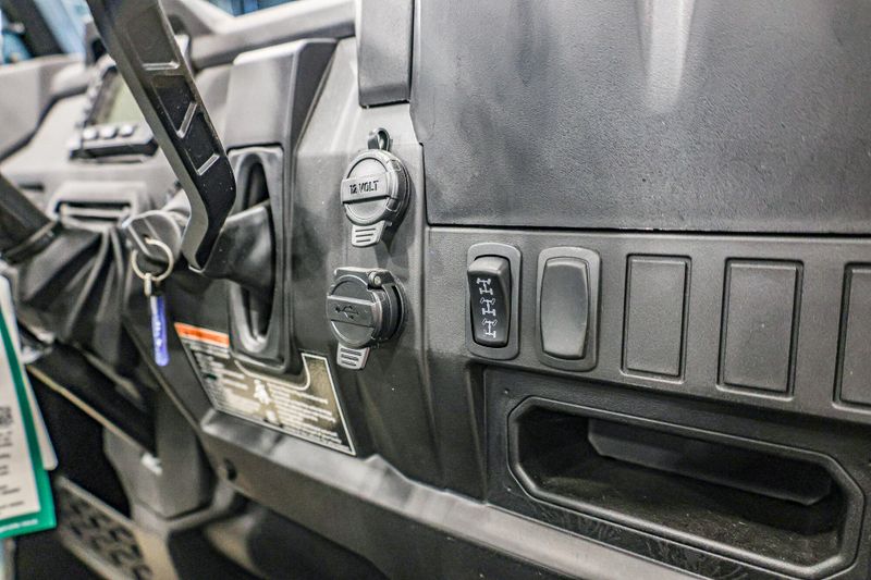 2025 Polaris RANGER CREW SP 570 PREMIUM  SAND DUNE Image 2