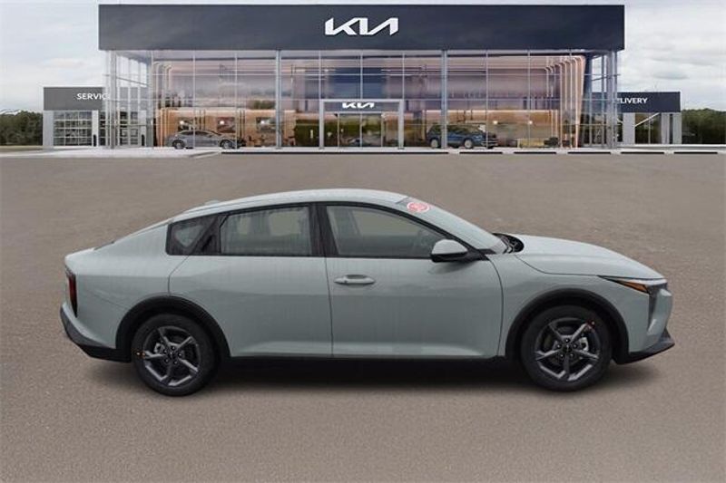 New 2025 Kia K4 LXSImage 2