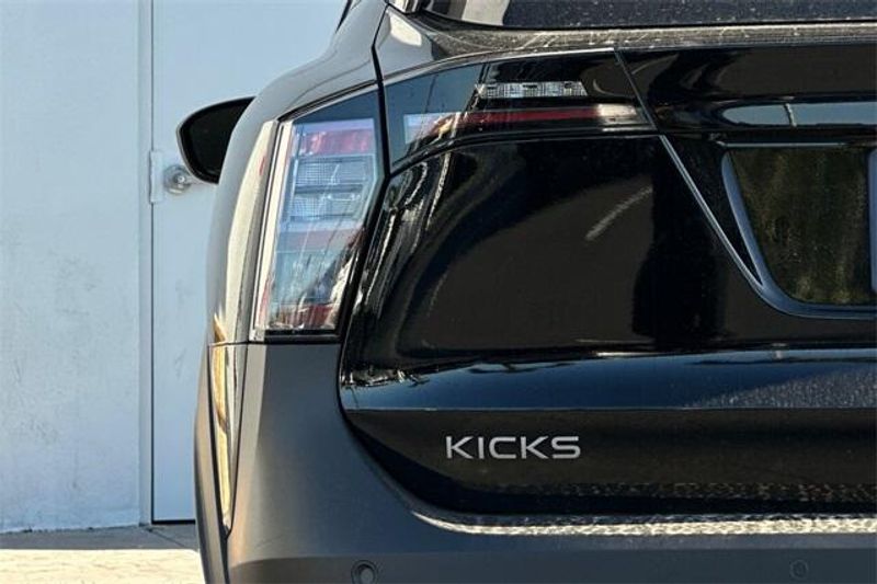 2025 Nissan Kicks SVImage 21