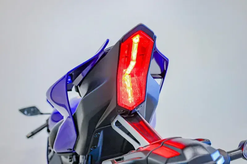 2025 Yamaha YZFR7 TEAM BLUE Image 8