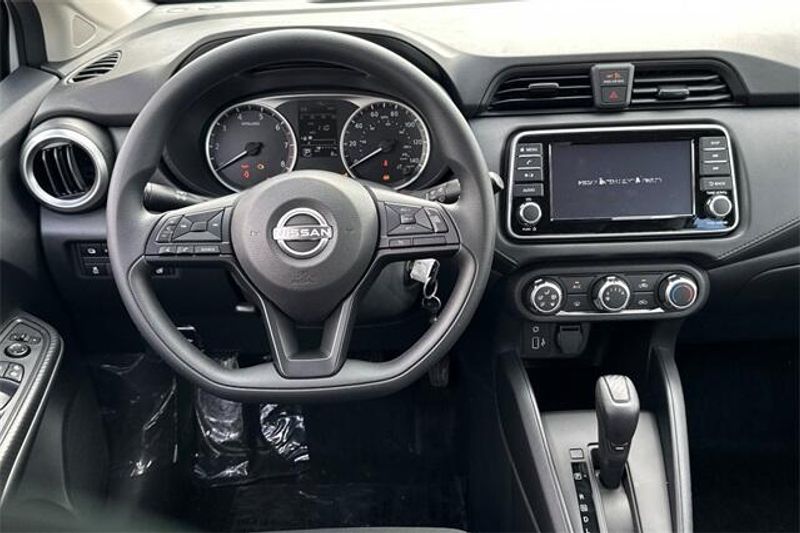 New 2025 Nissan Versa 1.6 SImage 11