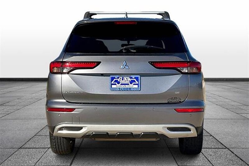 2022 Mitsubishi Outlander SEImage 4