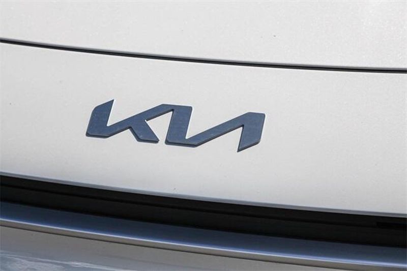 2025 Kia Niro LXImage 13