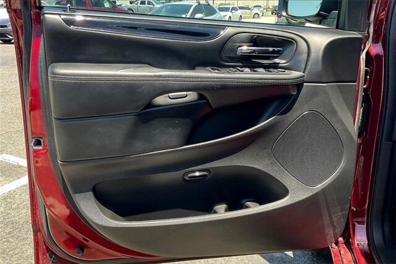 2019 Dodge Grand Caravan SXTImage 22