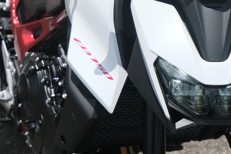 2025 Honda CB750 HORNET MATTE PEARL WHITE Image 17