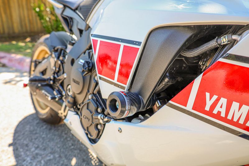 USED 2022 YAMAHA YZFR1 Image 2
