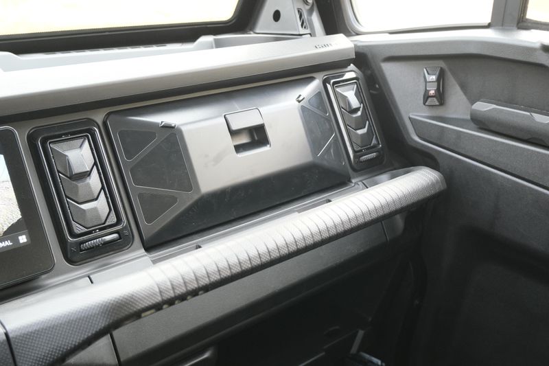 NEW 2026 CAN-AM DEFENDER MAX XT CAB HD11 WITH 1025 INCH TOUCHSCREEN Image 28