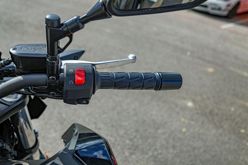 2025 Kawasaki Z500 ABS METALLIC SPARK BLACK AND METALLIC MATTE GRAPHENESTEEL GRAY Image 15