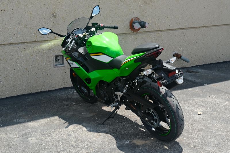 2025 Kawasaki NINJA 500 KRT EDITION LIME GREEN AND EBONY AND PEARL BLIZZARD WHITE Image 7